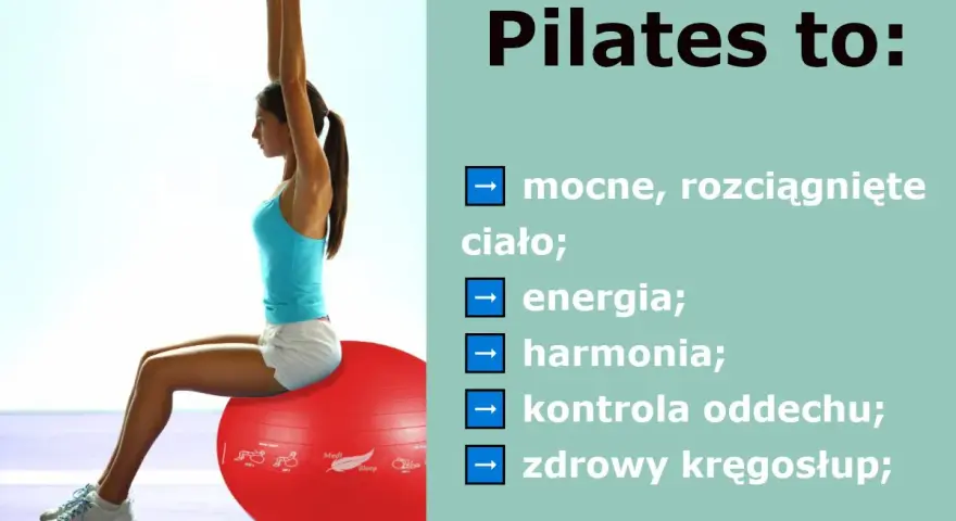 Kobieta ćwiczy pilates na czerwonej piłce. Pilates to: mocne, rozciągnięte ciało, energia, harmonia, kontrola oddechu, zdrowy kręgosłup.