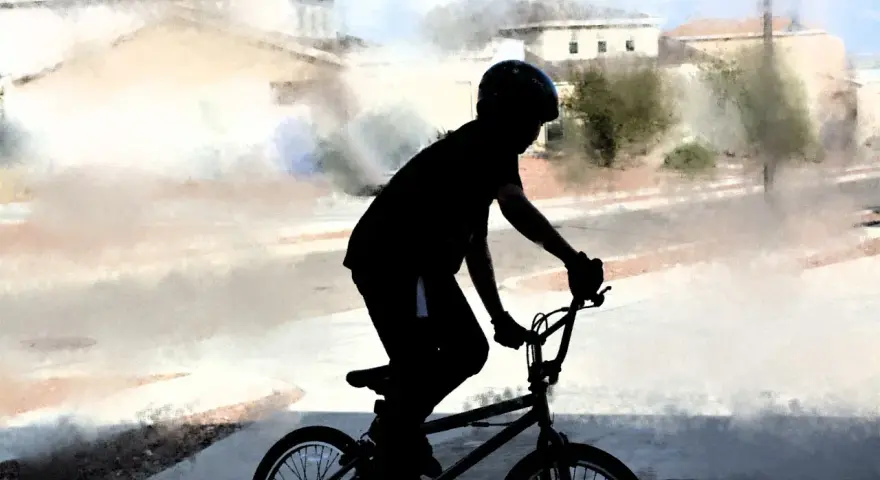 Chłopiec w kasku na rowerze BMX, gotowy na trening. Idealny posiłek przedtreningowy to energia do jazdy!