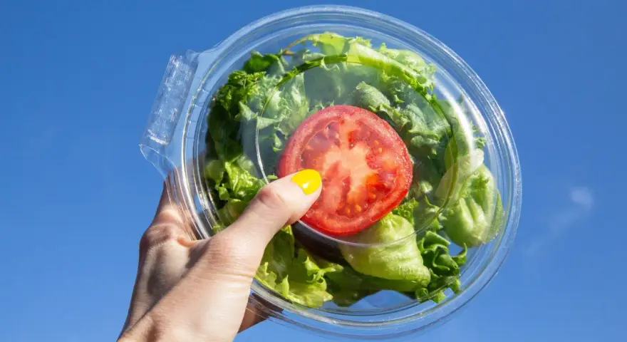 Sałatka z pomidorem w pojemniku, idealna na dietę low carb. Przepisy na zdrowe posiłki.
