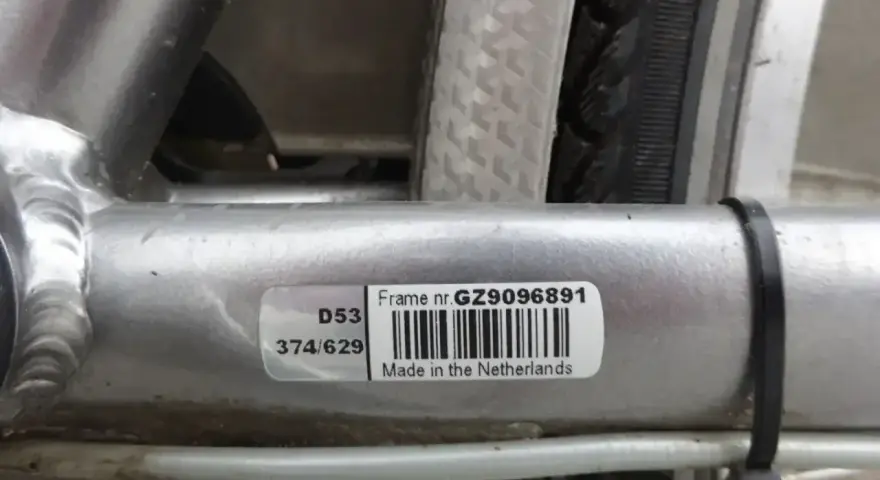 Naklejka z numerem ramy roweru: GZ9096891. Wyprodukowano w Holandii.