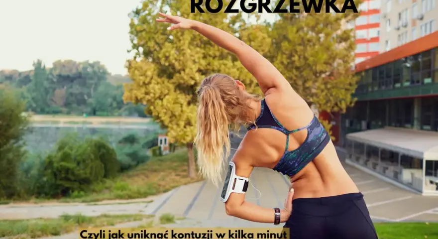 Kobieta wykonuje rozgrzewkę przed bieganiem, rozciągając bok. To klucz do uniknięcia kontuzji w kilka minut.