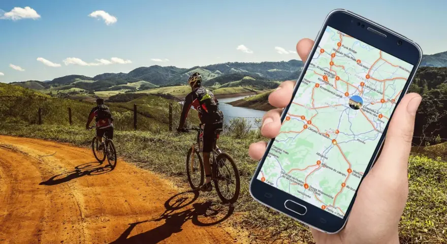 Rowerzyści na malowniczej trasie, a w dłoni smartfon z mapą - idealna aplikacja na rower do odkrywania nowych szlaków.
