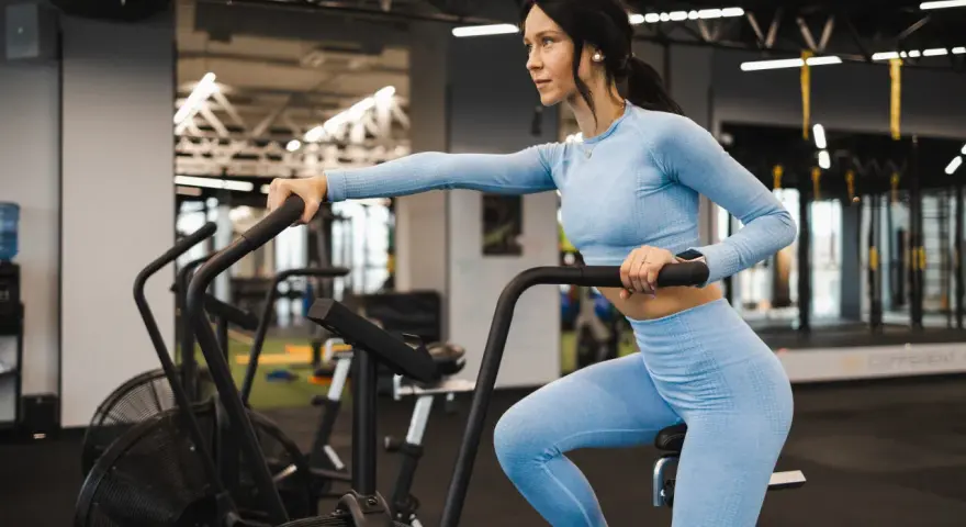 Cardio i siłownia: Jak połączyć treningi dla najlepszych efektów?