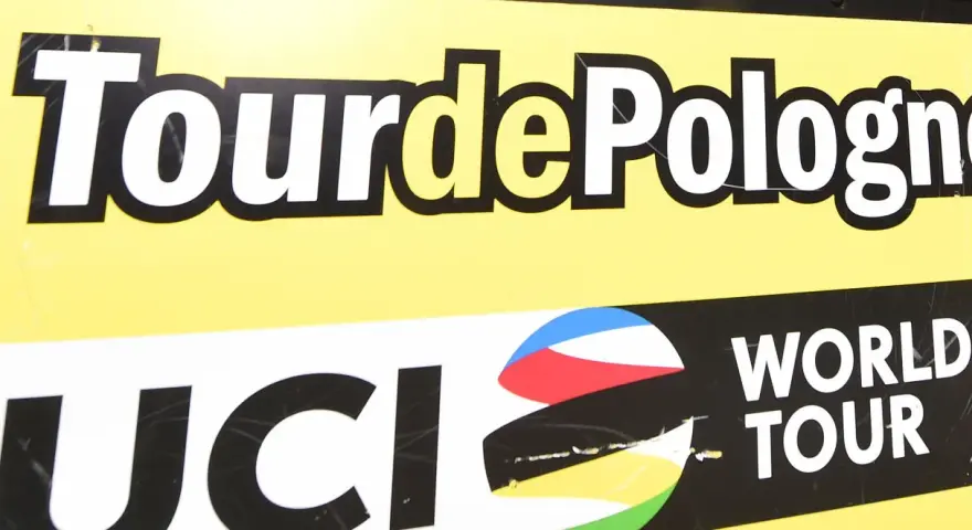Logo Tour de Pologne i UCI World Tour na żółtym tle.
