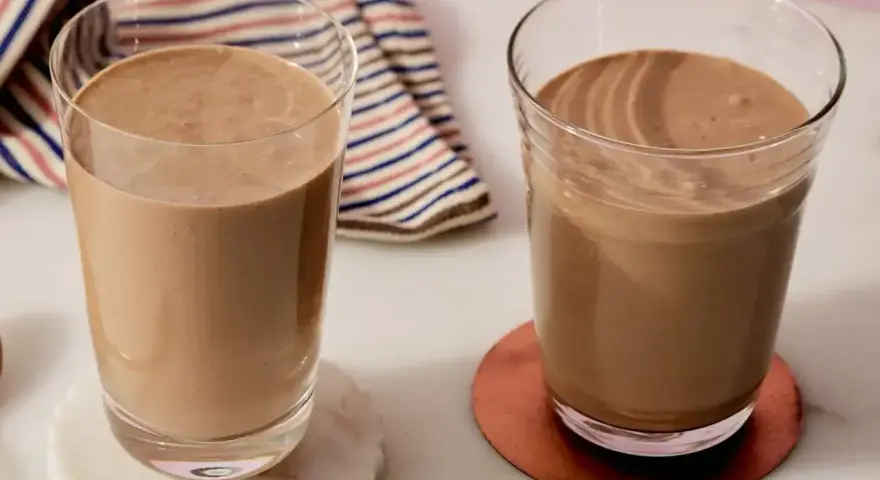 Dwa szklanki pysznego, czekoladowego shake'a proteinowego. Idealny przepis na szybki posiłek lub regenerację po treningu.