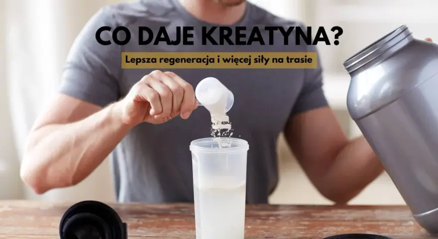 Mężczyzna przygotowuje odżywkę. Dowiedz się, co daje kreatyna: lepsza regeneracja i więcej siły na trasie.