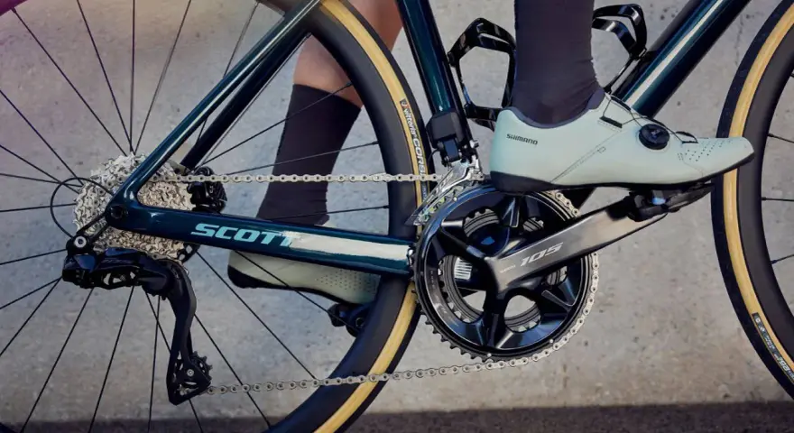 Rower Scott z napędem Shimano 105. Widoczna korba, przerzutka tylna i kasetka.
