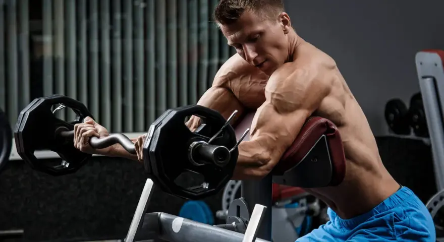Rozciąganie bicepsa: Czy robisz to dobrze? Uniknij błędów!