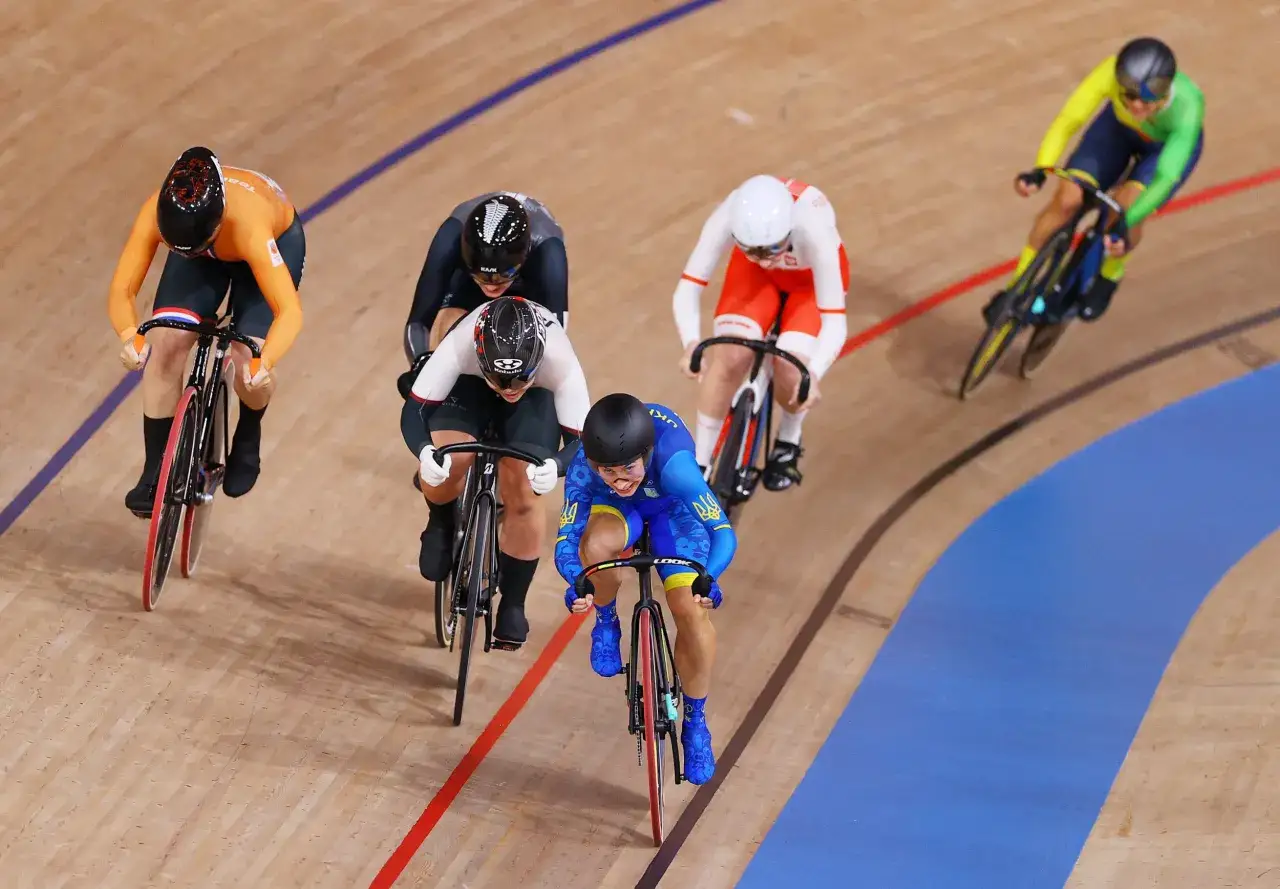 Kolarze w akcji podczas wyścigu keirin na welodromie.