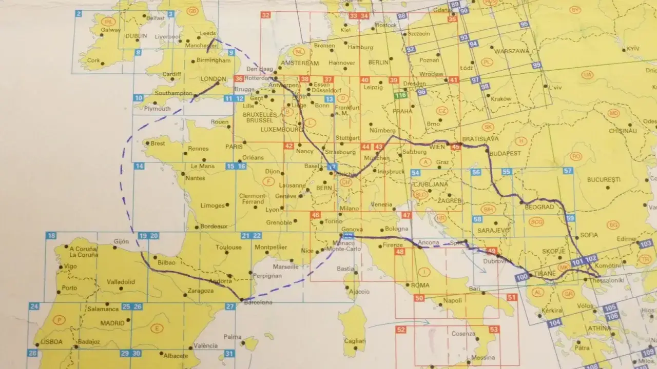 Mapa Europy z zaznaczonymi trasami, idealna jako aplikacja na rower do planowania podróży.