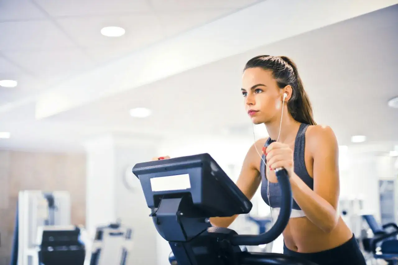 Osoba wykonująca cardio po treningu siłowym