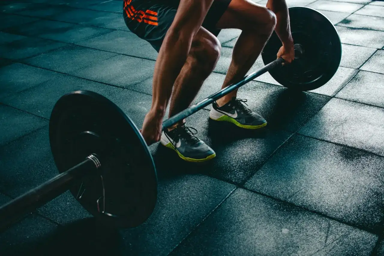 Mężczyzna wykonujący trening cardio i siłowy