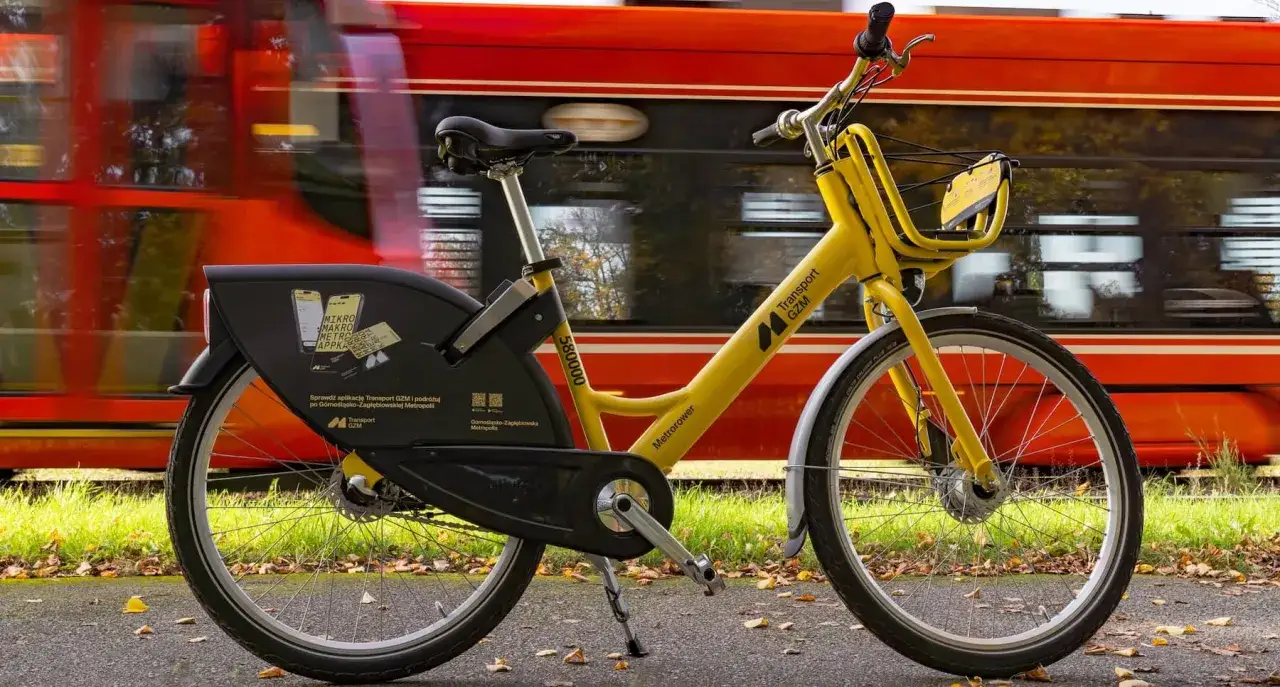 Osoba korzystająca z aplikacji Metrorower na smartfonie