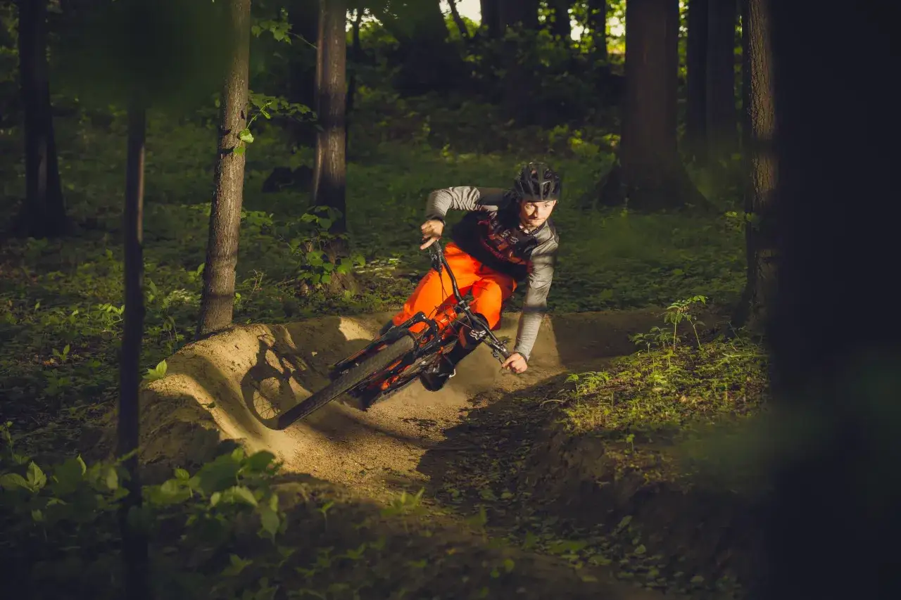 Rowerzysta MTB podjeżdżający pod górę