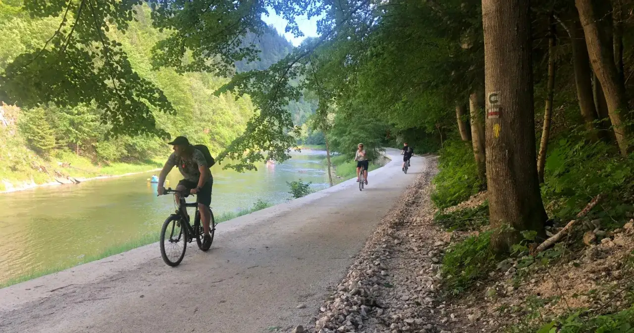 Rowerzysta nad Dunajcem, Pieniny