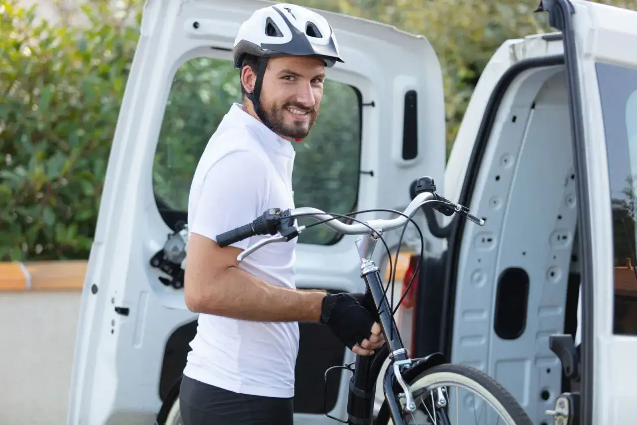 Przygotowanie roweru do transportu w samochodzie demontaż koła