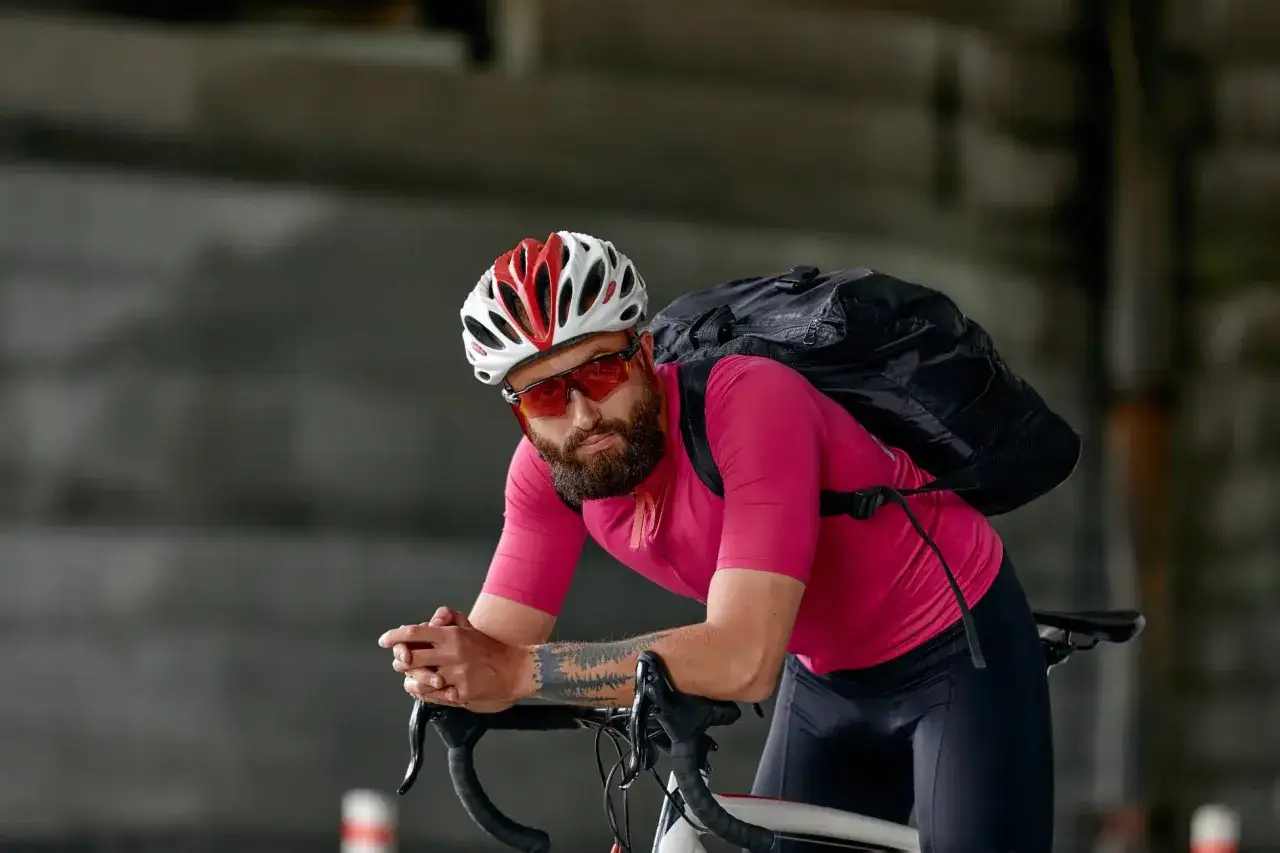 Rowerzysta komfortowo jadący na rowerze