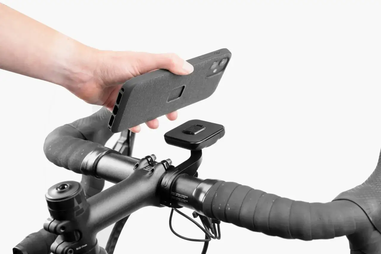 Uchwyt na telefon zrobiony z etui i trytytek, przymocowany do kierownicy roweru