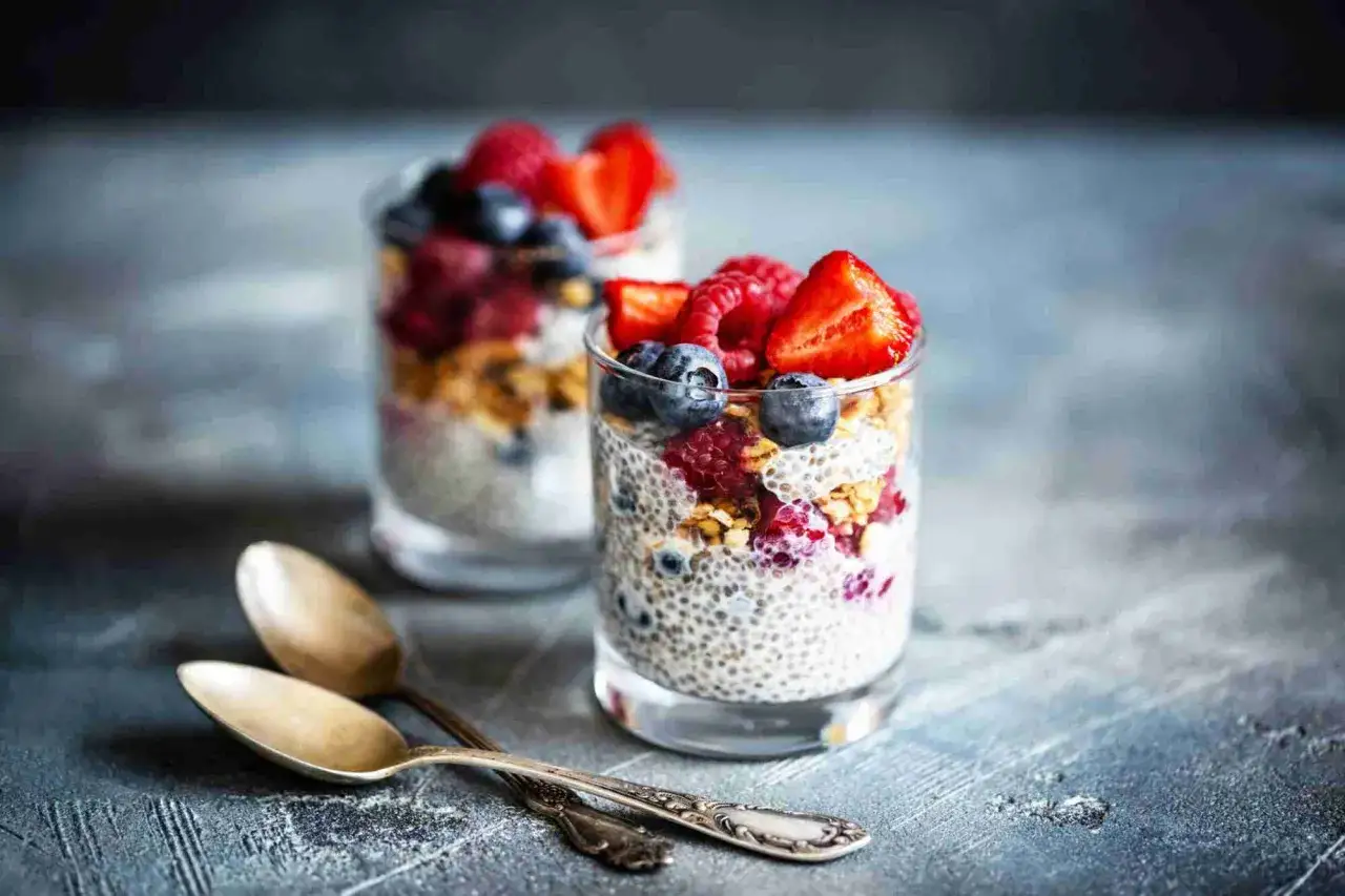 Pudding z nasion chia z owocami leśnymi i granolą. Idealny na zdrowe śniadanie lub deser.