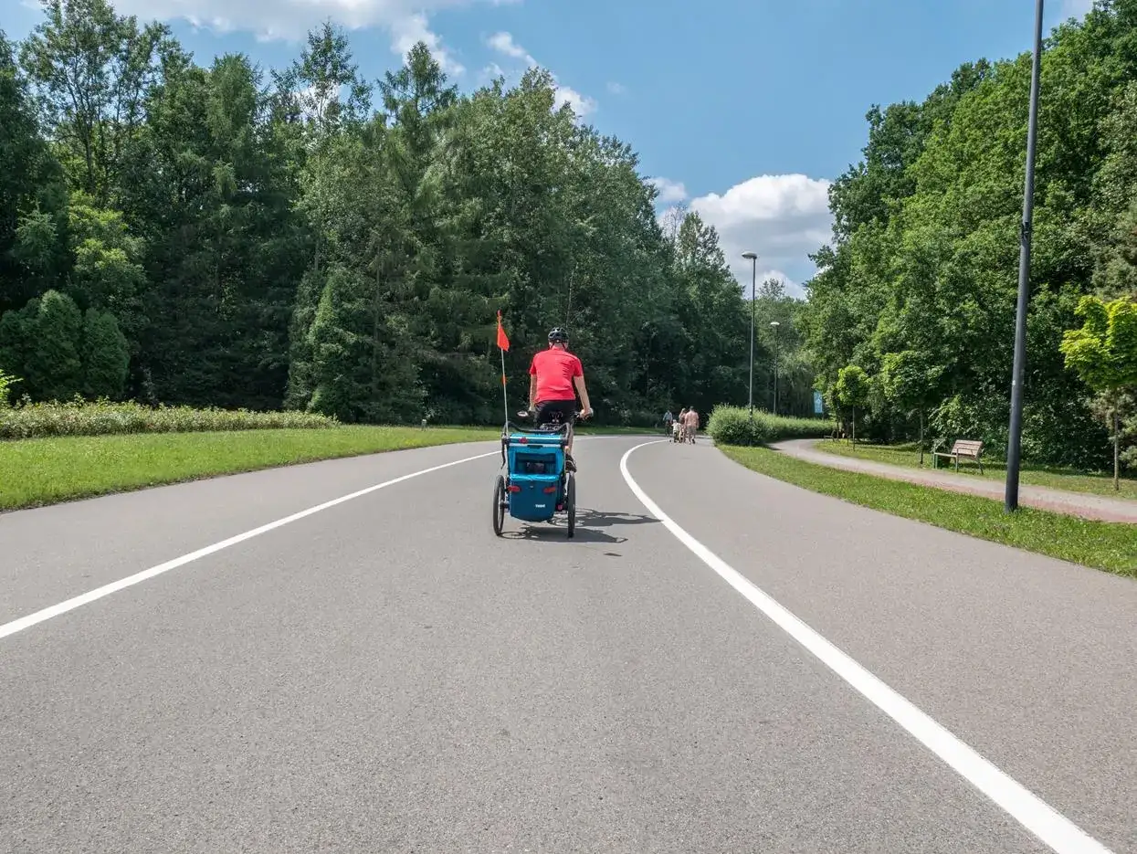 Rodzina na rowerach w Dolinie Trzech Staw&oacute;w w Katowicach
