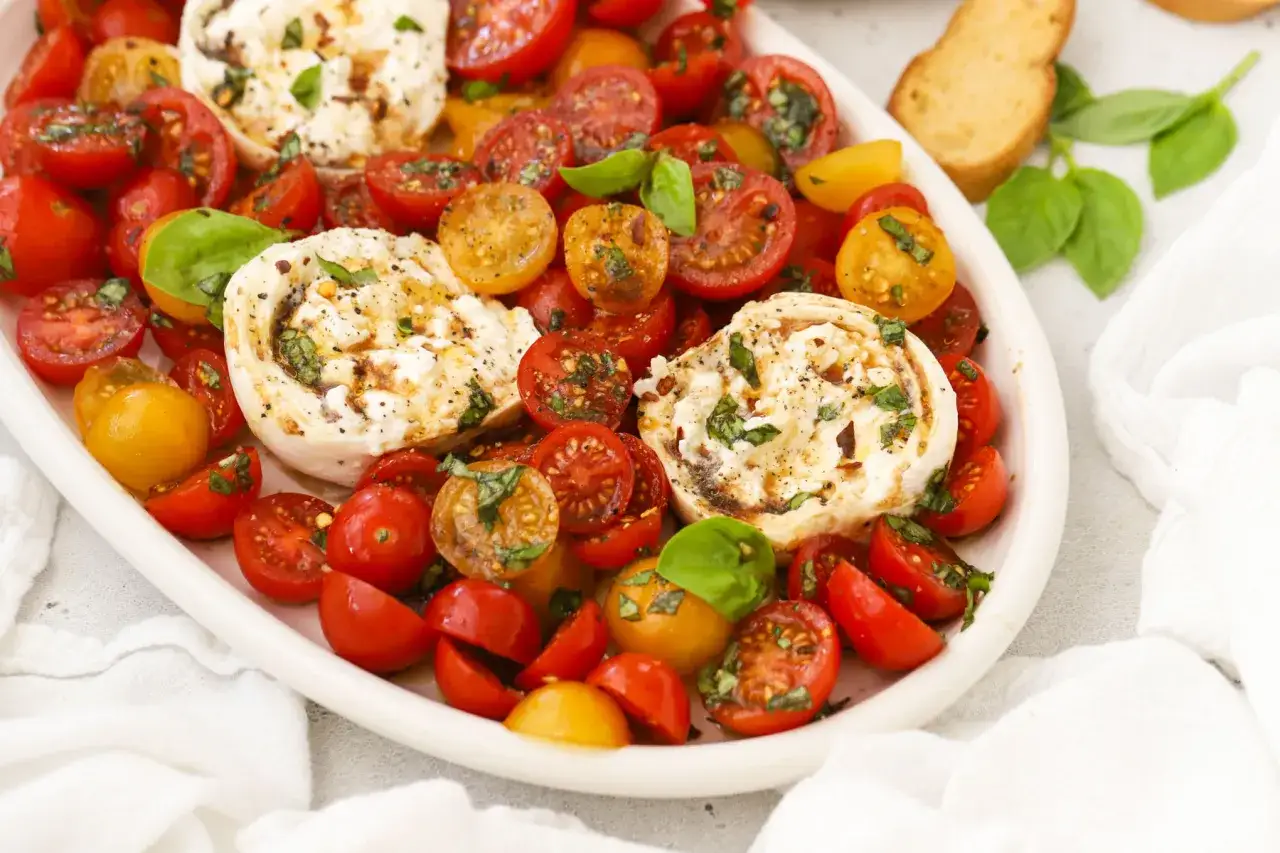Burrata z pomidorkami koktajlowymi i bazylią. Pyszne danie, które warto znać, jeśli interesuje Cię burrata kcal.