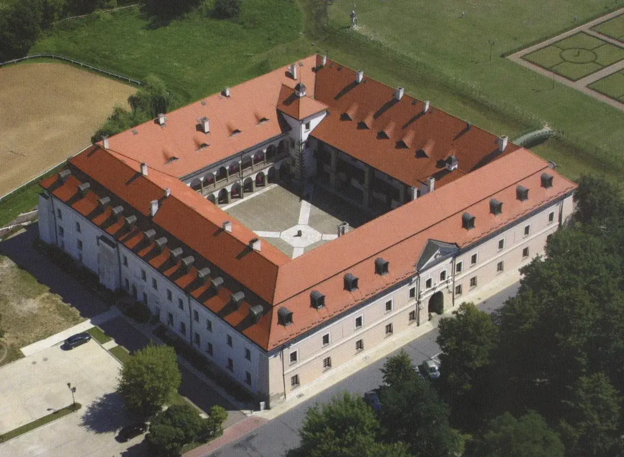 Zamek Królewski w Niepołomicach, żubry w Puszczy Niepołomickiej