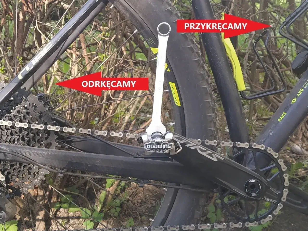odkręcanie zapieczonych pedałów rowerowych