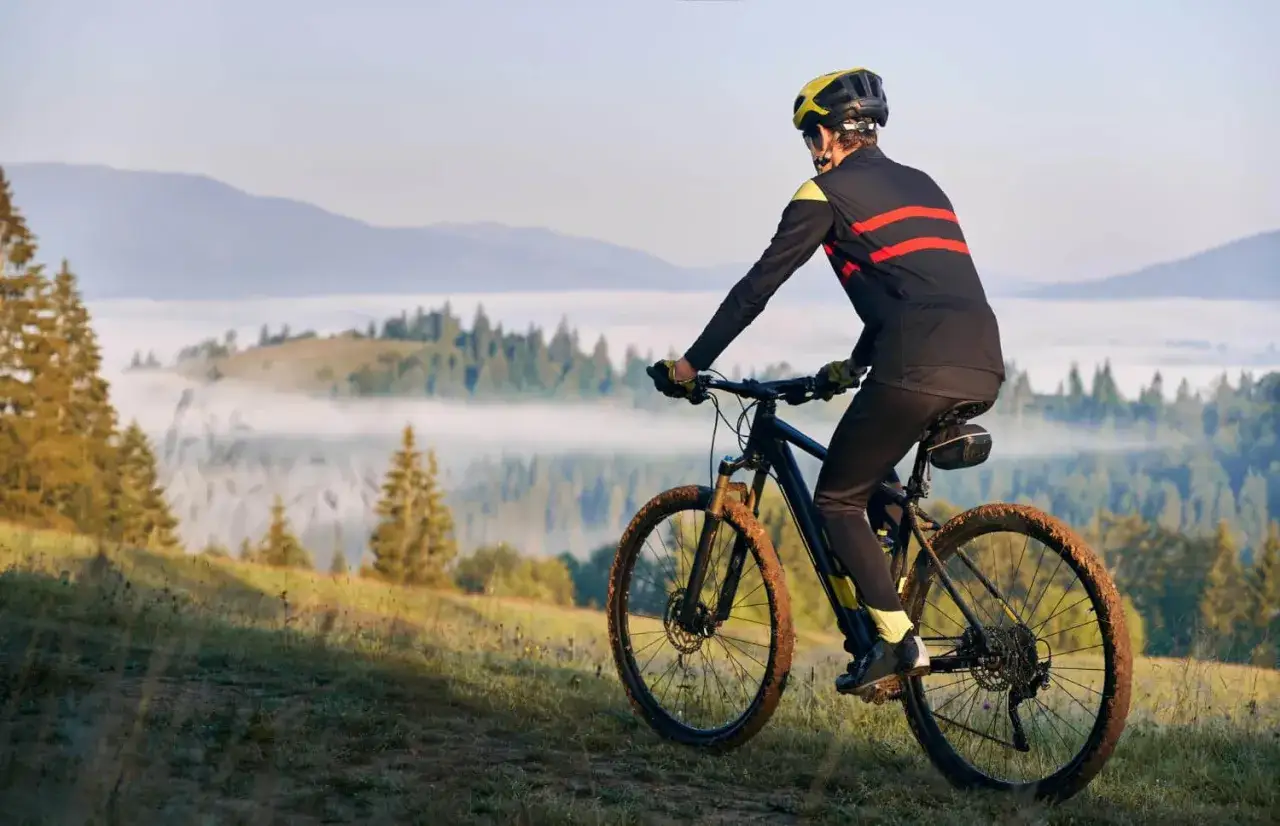 Rowerzysta MTB z licznikiem kadencji