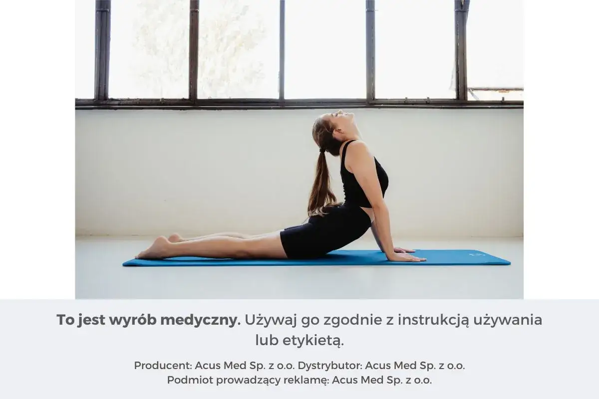 Kobieta na macie ćwiczy jogę, przyjmując pozycję kobrę, co pomaga w osiągnięciu prawidłowej postawy.
