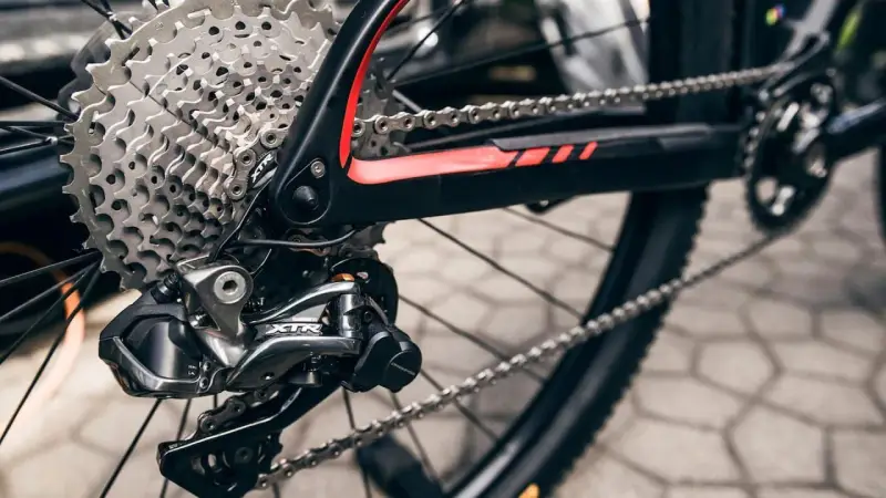 Błyszczący wolnobieg Shimano XTR na rowerze górskim, gotowy na trudne trasy.