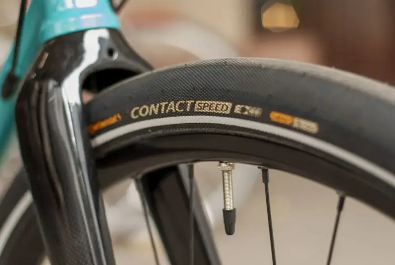 Zbliżenie na rowerowy bieżnik z napisem "Continental Contact Speed". Różne rodzaje opon rowerowych mają różne zastosowania.
